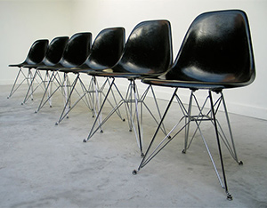 6 black Charles Eames DSR fibreglass shell dinning chairs