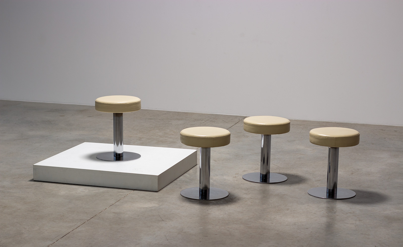 Four Chrome side Stools in leatherette 1970 img 4