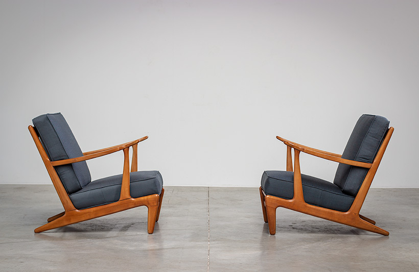 Pair of sculptural Scandinavian Lounge Chairs Mid Modern design 1960s img 3