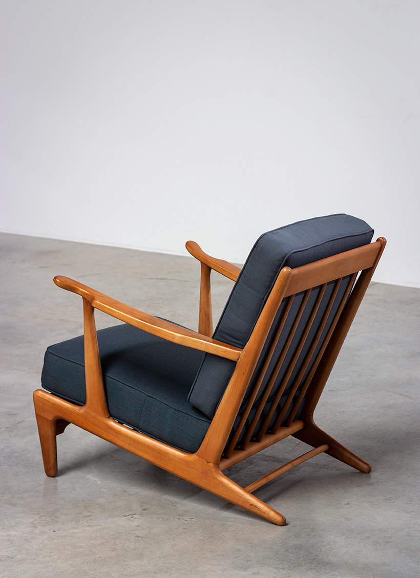 Pair of sculptural Scandinavian Lounge Chairs Mid Modern design 1960s img 4