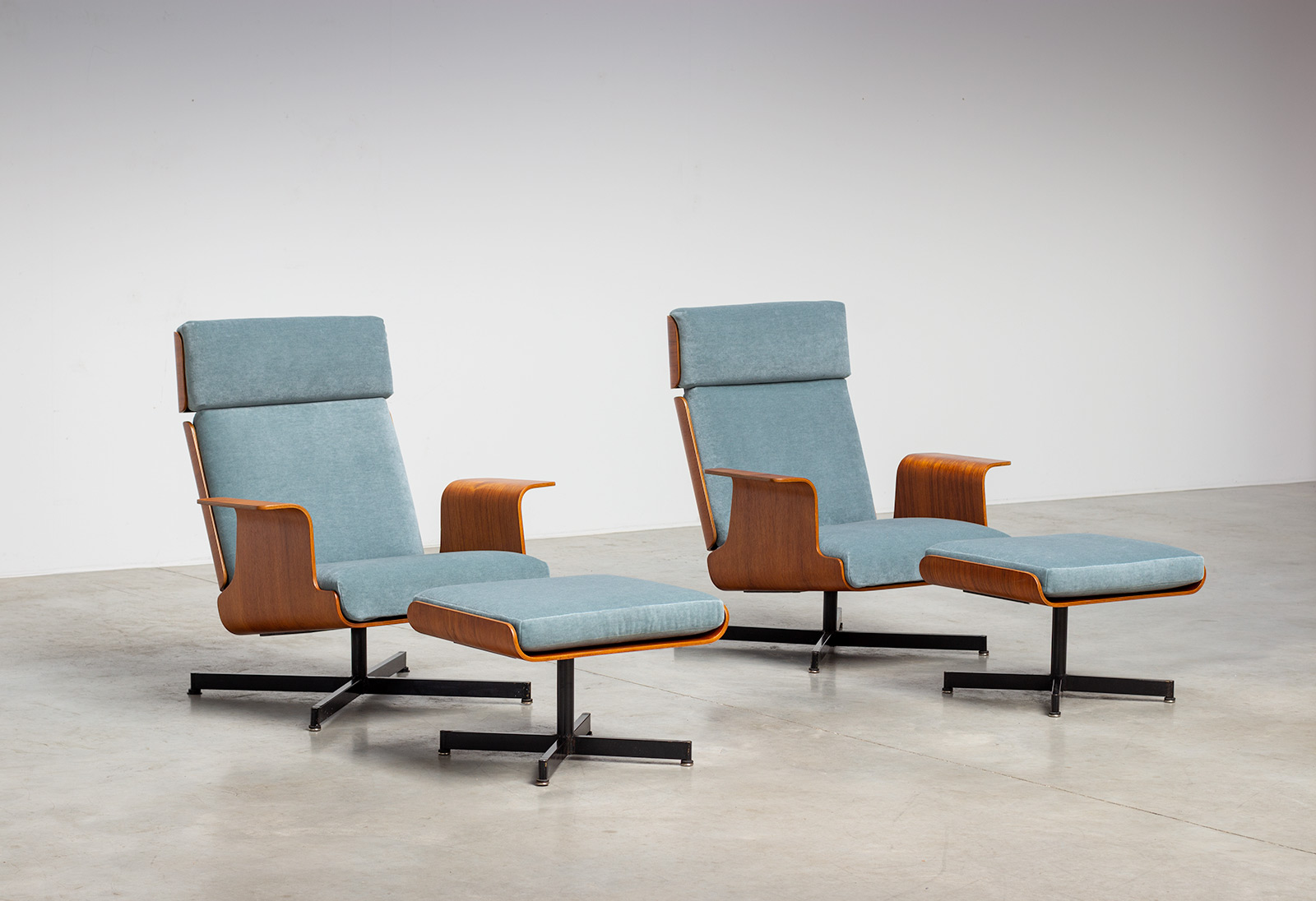 Pierre Guariche pair of teak plywood armchairs with ottoman 1960 img 3
