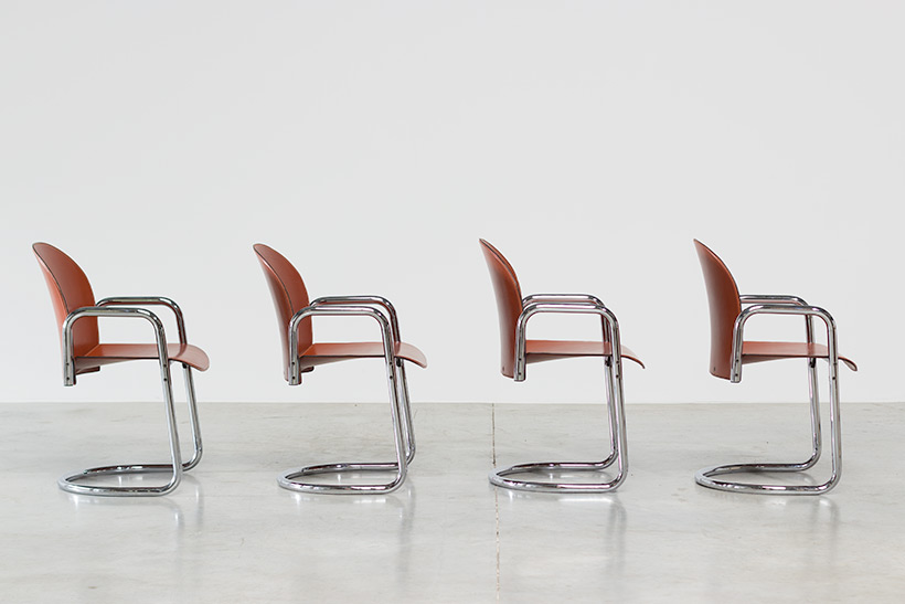 Tobia Scarpa and Afra Scarpa set of four Leather Dialogo chairs img 3
